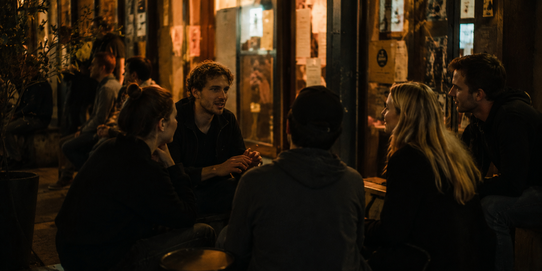 Junge Menschen im Gespräch am Abend